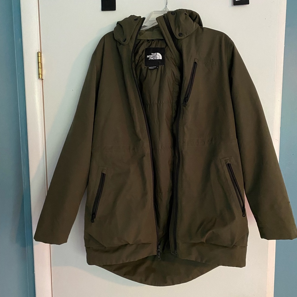 Warm North Face parka / army green